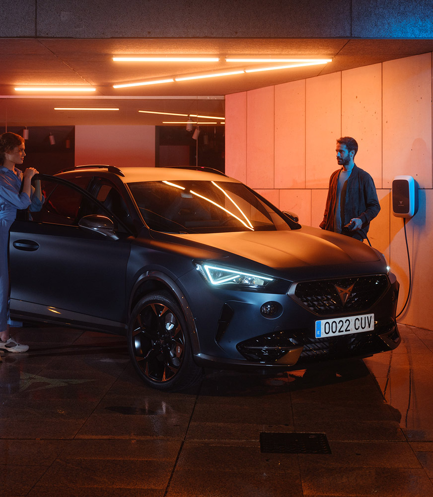 couple-charging-their-new-cupra-formentor-with-a-cupra-charge